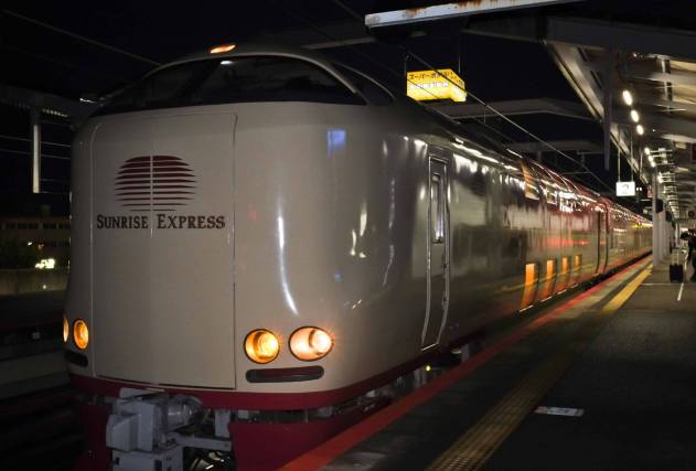 Sunrise Izumo sleeper train bound for Tokyo